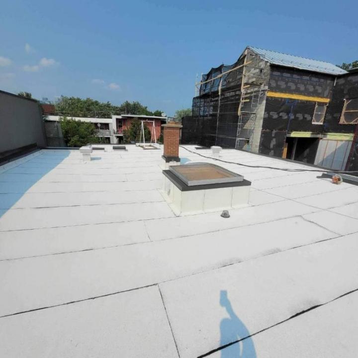 Installation de toits plats en élastomère